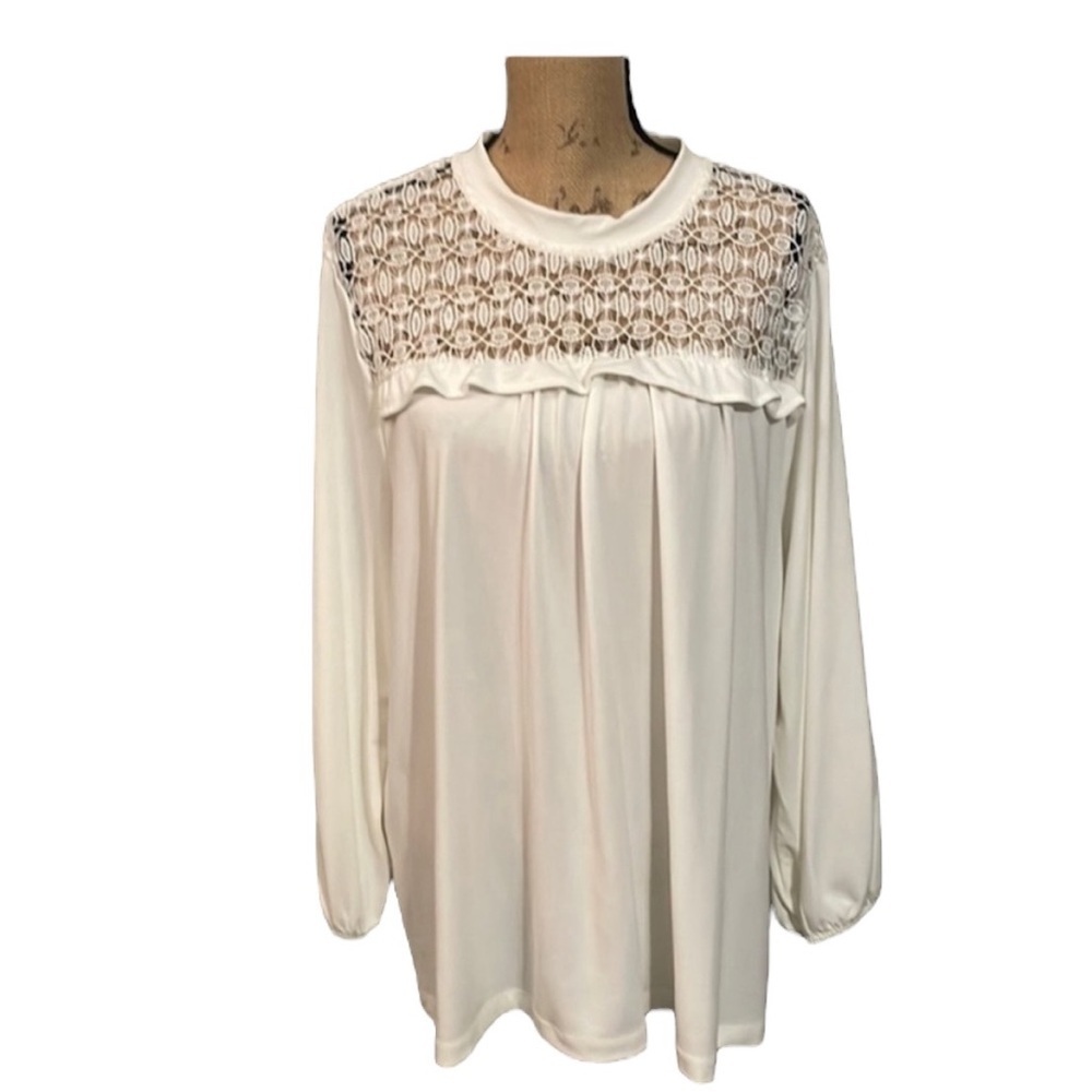 Beautiful 🤩 white plus size Massini top with embroidered lace neckline. EUC.